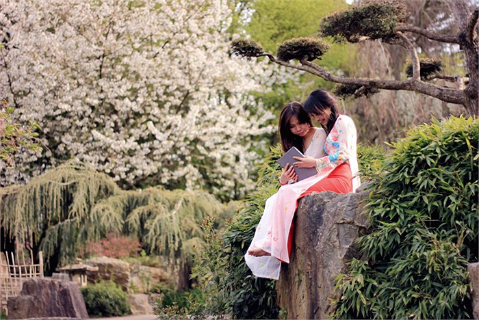 Bảo Yến- Hoàng Thúy cùng nhau trò truyện giữa khung cảnh thiên nhiên thơ mộng