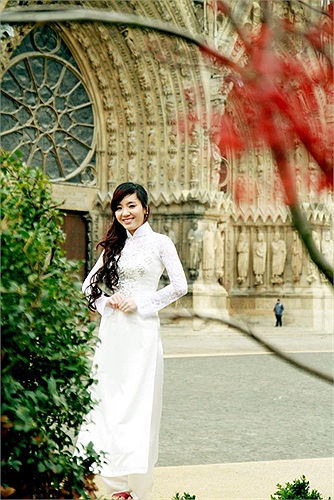 Bộ ảnh mang tên: Lụa. Tác giả đã gửi lời bình bằng những câu thơ: Đền đài hoa lệ khóc thời gian/ Áo lụa quê em vẫn điệu đàng 