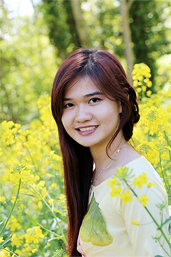 Nữ sinh Bảo Châu: Mỗi lần mùa hoa cải đến, nhìn những cánh đồng hoa cải vàng rực nơi đây chợt nhớ về những cánh đồng lúa chín vàng mùa gặt ở quê nhà. Ôi! Việt Nam luôn ở mãi trong tim ta