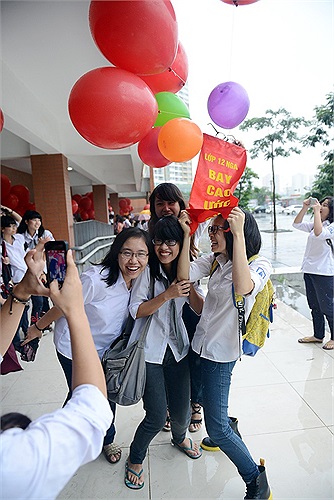 Không quên chụp lại những bức ảnh kỷ niệm trong ngày khai trường.