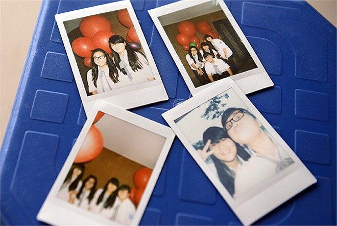 Một nhóm bạn lưu giữ khoảng khắc đáng nhớ này bằng máy ảnh Polaroid. 