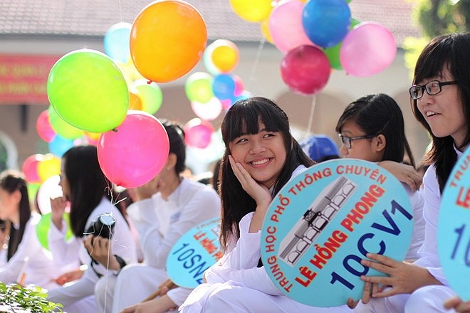 Trường THPT chuyên Lê Hồng Phong (Q.5) là một trong những trường còn lai của TP.HCM còn lấy áo dài làm đồng phục cho nữ sinh.