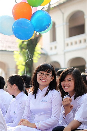 Ngày khai giảng, tất cả nữ sinh 3 khối đều mặc áo dài dự lễ khai giảng. 