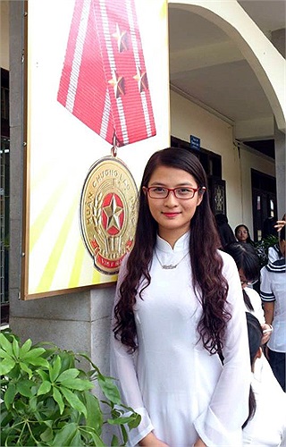 Nữ sinh xinh xắn của trường THPT chuyên Lê Hồng Phong (Nam Định).