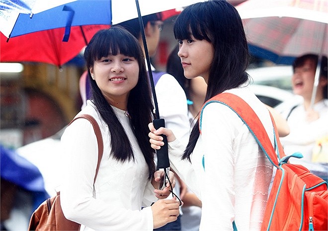 Trong tà áo dài trắng, những nữ sinh trở nên duyên dáng hơn.