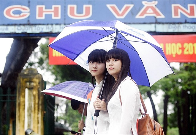 Ngày thường, các nữ sinh thường mặc đồng phục đến trường. Vì vậy, lễ khai giảng chính là dịp để các bạn khoác trên mình chiếc áo dài truyền thống. 