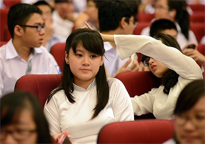 Tại trường THPT chuyên Hà Nội - Amsterdam, do mưa lớn nên nhà tường đã quyết định tổ chức lễ khai giảng trong hội trường lớn. Mặc dù không bắt buộc mặc áo dài, nhưng một số nữ sinh vẫn chọn cho mình trang phục này để đến dự buổi lễ chào đón năm học m