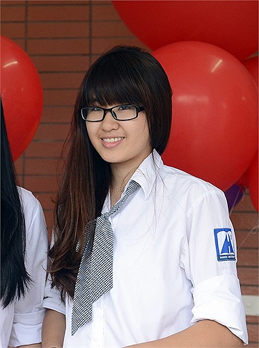 Dù chỉ mặc đồng phục và không hề trang điểm nhưng cô nữ sinh này vẫn rất dễ thương và thu hút.