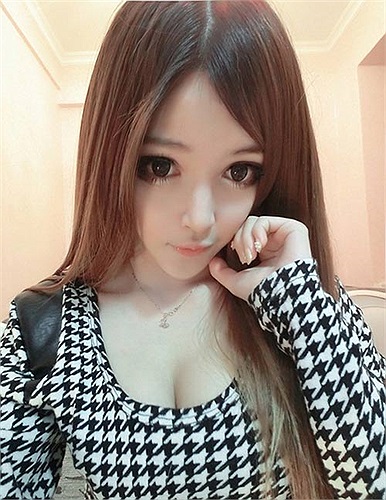 Cách trang điểm của Wang Jiayun cũng khiến người ta liên tưởng tới một cô nàng búp bê. Dù mới chỉ học trung học, nhưng Wang Jiayun đã có một thân hình lý tưởng của một người mẫu.