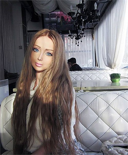Tại Nga, cái tên Valeria Lukyanova hiện đang được tìm kiếm nhiều nhất trên mạng. Và đó chính là tên của cô gái giống hệt búp bê Barbie với thân hình hoàn hảo, nước da trắng, mắt xanh cùng mái tóc dài màu vàng óng đặc trưng.