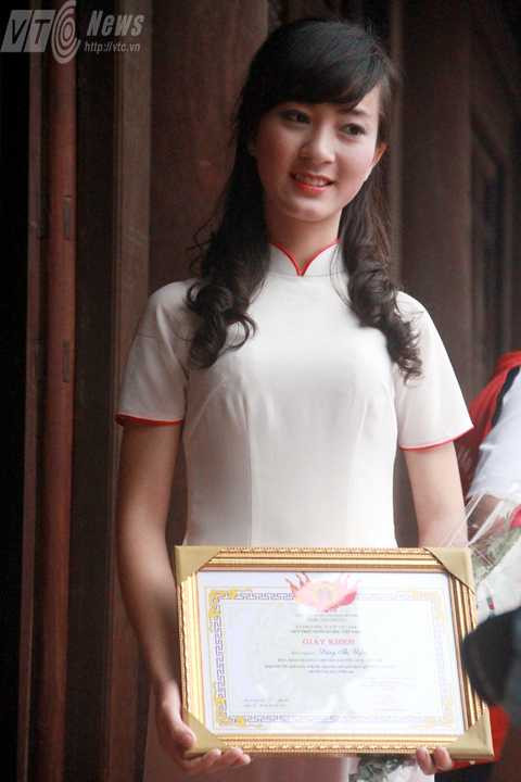 Nữ sinh xinh xắn đạt giải Quốc gia Lịch sử
