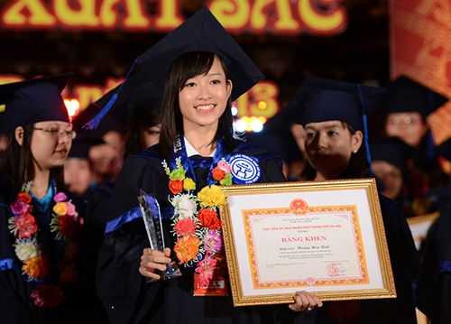 Cô là một trong 123 thủ khoa đầu ra xuất sắc của Hà Nội được vinh danh
