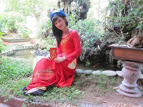  Minh Hằng (tay trái) có niềm đam mê học tiếng Anh.