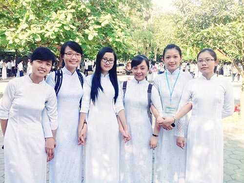  Minh Hằng chụp ảnh kỷ niệm ngày ra trường cùng bạn bè.