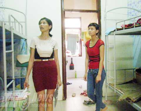 Nữ thủ khoa xinh xắn rửa bát thuê kiếm tiền nhập học