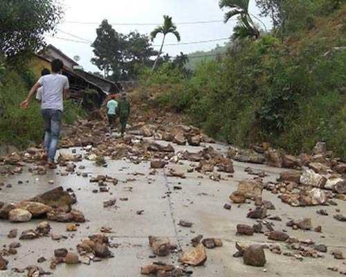  Đá lởm chởm trên đường dẫn vào thôn Tà Dô, xã Sơn Tân, huyện Sơn Tây