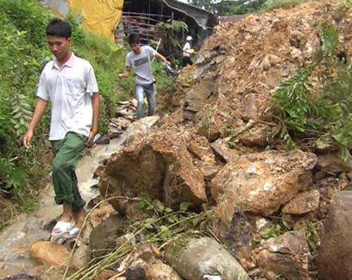 Hàng chục ngàn mét khối đổ ập xuống đường, gây cô lập toàn thôn Tà Dô