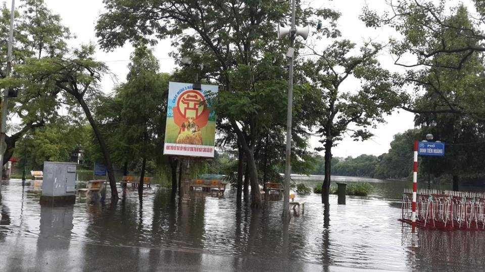 Hà Nội đang hứng những cơn mưa cực lớn, khiến nhiều người lo ngại, trận mưa lịch sử 2008 tái hiện.