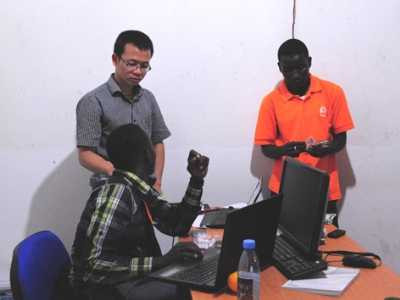 Lê Tiến Dũng và các đồng nghiệp Mozambique.