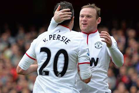 Rooney ăn mừng bàn thắng với Van Persie