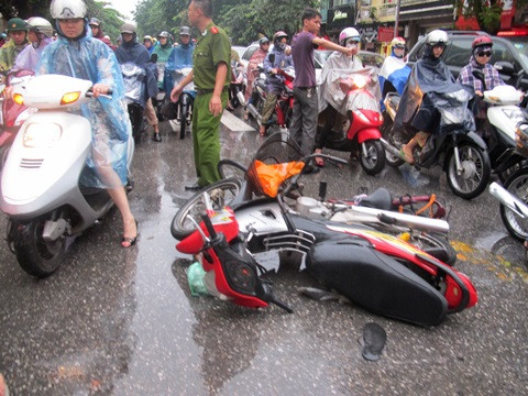 Ô tô 'điên' gây tai nạn nghiêm trọng, 2 người nguy kịch