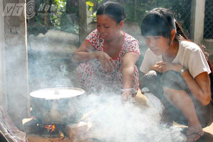 Cuộc sống của hai mẹ con Ô Xin đã bớt khó khăn khi có sự chung tay giúp đỡ của cộng đồng 