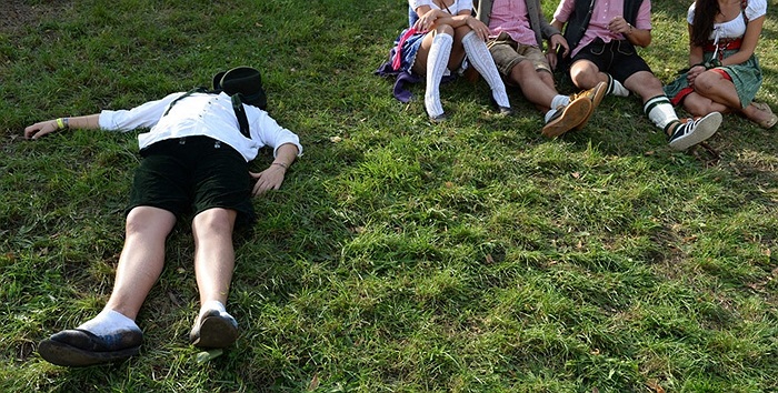 Vẫn có những du khách quá chén nhưng vẫn nghỉ ngơi trong yên lặng, không gây rối