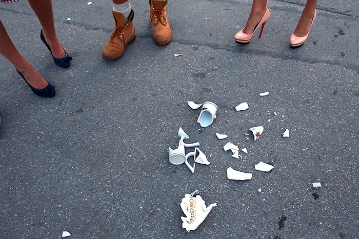 Cốc bia do ai đó chẳng may đánh rơi