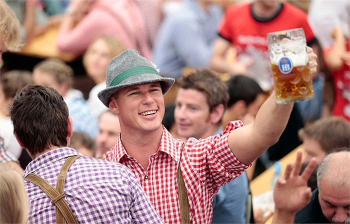 Mọi người vui vẻ nâng cốc chúc mừng lễ hội Oktoberfest