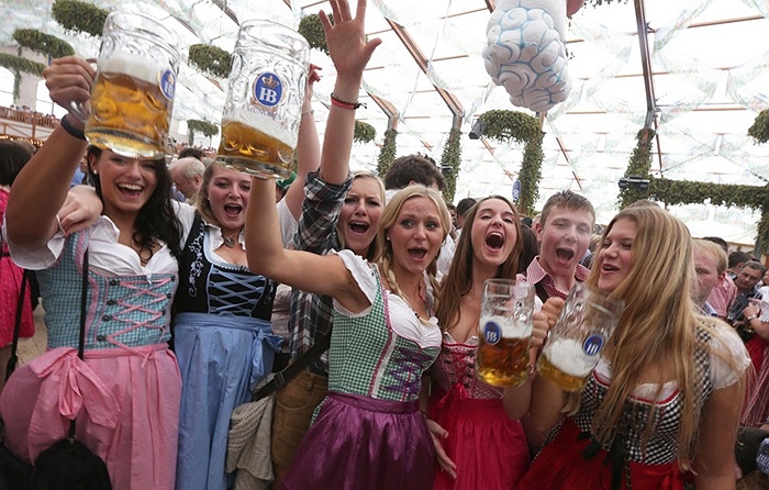 Những cô gái Đức xinh đẹp tại Oktoberfest