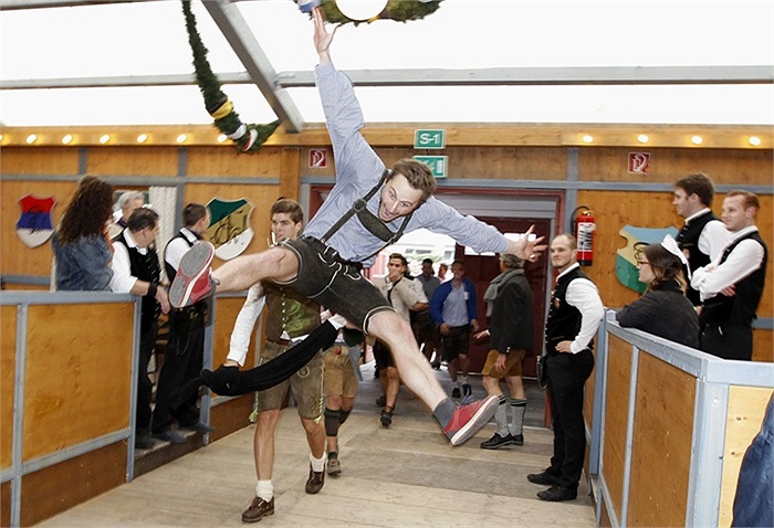 Du khách phấn khích phóng vào trại để thưởng thức bia sa khi lễ khai mạc kết thúc