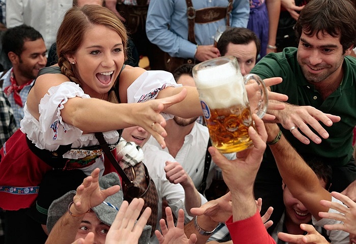 Mọi người chuyền tay nhau cốc bia đầu tiên của Oktoberfest năm nay 