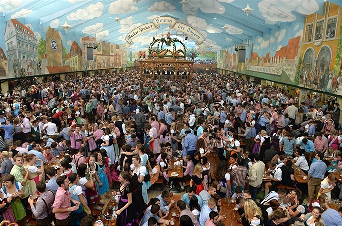 Những người tham dự Oktoberfest thưởng thức bia trong căn lều khổng lồ