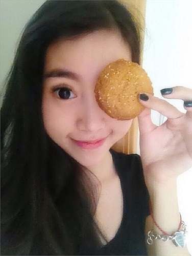 Elly Trần tự tay làm bánh tặng độc giả may mắn.