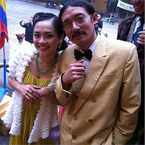 Nghệ sĩ hài Chiến Thắng với phong cách hóa trang hài hước.