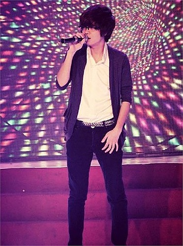 Có vẻ như chàng ca sỹ bước ra từ The Voice vẫn tiếp tục dằn dỗi dư luận.