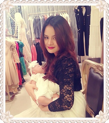 Vũ Thu Phương khoe ảnh mang cô con gái cùng tới công ty làm việc.