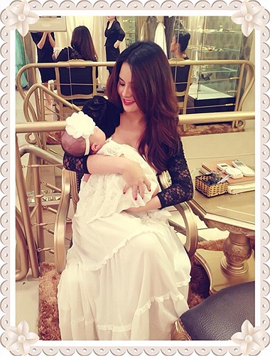 Cô con gái có vẻ mê thời trang giống mẹ, cứ nhìn thấy nhiều quần áo là thích thú.