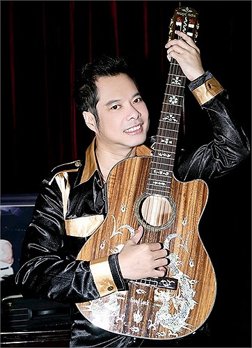 'Ông hoàng nhạc sến' Ngọc Sơn tạo dáng điệu đà bên cây đàn guitar.