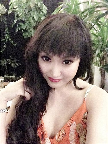 Phi Thanh Vân xì tin với da trắng tóc đen không khác gì 9x.