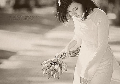 Midu dịu dàng với hoa sen mùa thu.