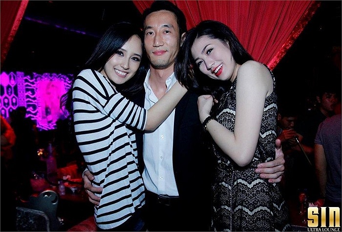 Mai Phương Thúy, Tú Anh tình tứ bên người đàn ông lạ.