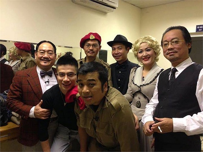 Nghệ sỹ Công Lý bên dàn diễn viên trong vở kịch mới.