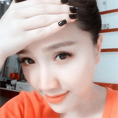 Bảo Thy nổi bật với tông màu cam.