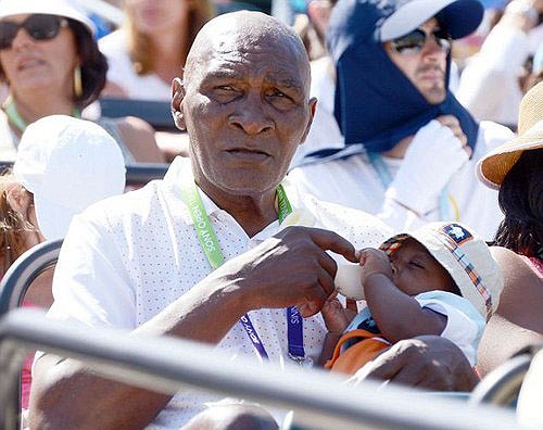 Ngay cả khi theo dõi Venus và Serena thi đấu, ông cũng mang theo cả vợ mới và đứa con nhỏ đi theo