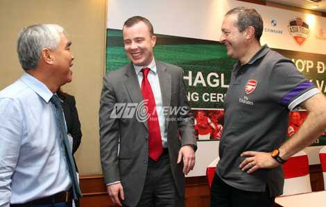  Ông Dũng hào hứng với các thành viên Arsenal