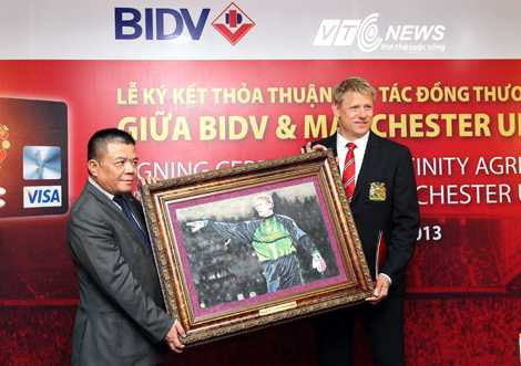 Chu tich HDQT BIDV Tran Bac Ha va thu thanh huyen thoai Peter Schmeichel.