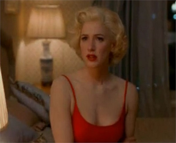 Nữ diễn viên người Úc Poppy vào vai Marilyn trong bộ phim Blonde(2000). Bộ phim kể lại cuộc sống với cha mẹ nuôi cũng như những mối tình ngắn ngủi của nữ diễn viên trước khi chết.