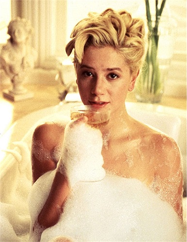 Mira Sorvino hóa thân hành Marilyn khi đã thành biểu tượng sex trong bộ phim Norma Jean & Marilyn(1996).