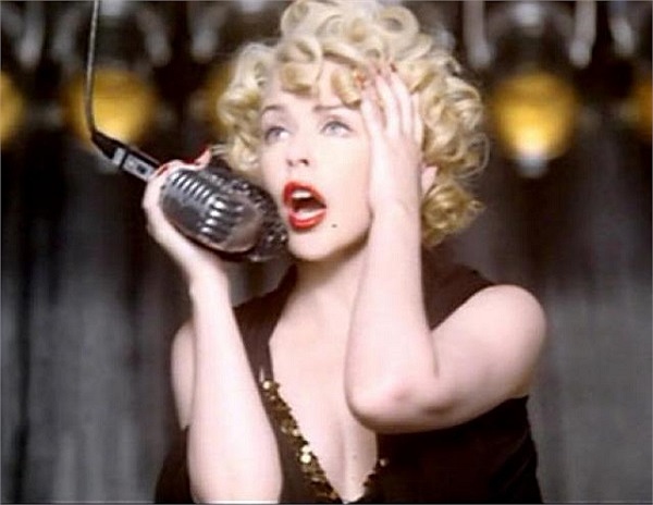 Nữ ca sĩ Kylie Minogue cố gắng hóa thân vào hình tượng Marilyn Monroe, từ mái tóc, gương mặt, cử chỉ,… sao cho giống và đạt nhất.